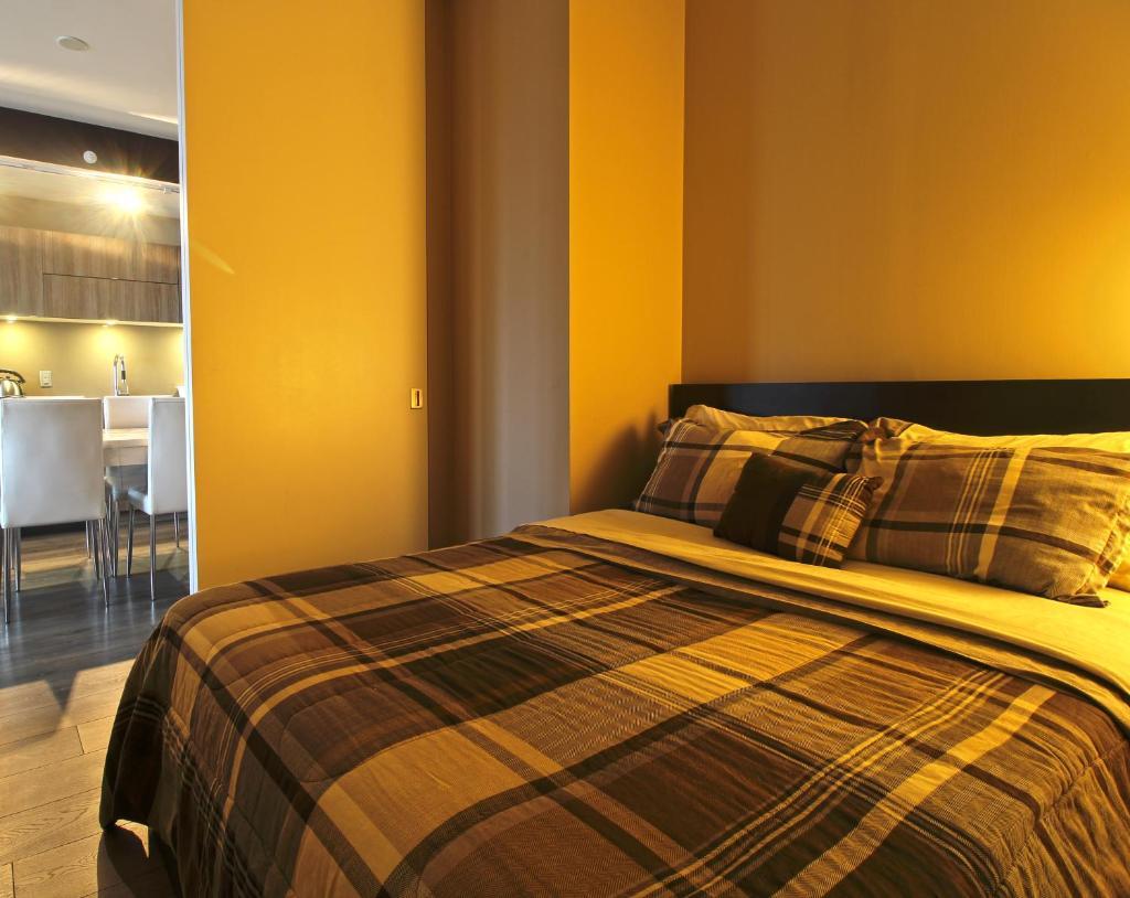 2 Bedrooms & 1 Bedroom Spectacular Apartments Торонто Екстериор снимка